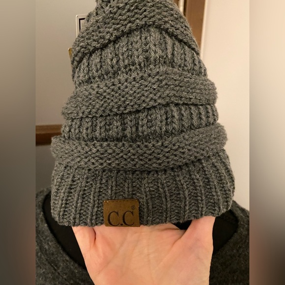 NWT Ponytail CC messy bun beanie hat. Dark Gray - Picture 6 of 8
